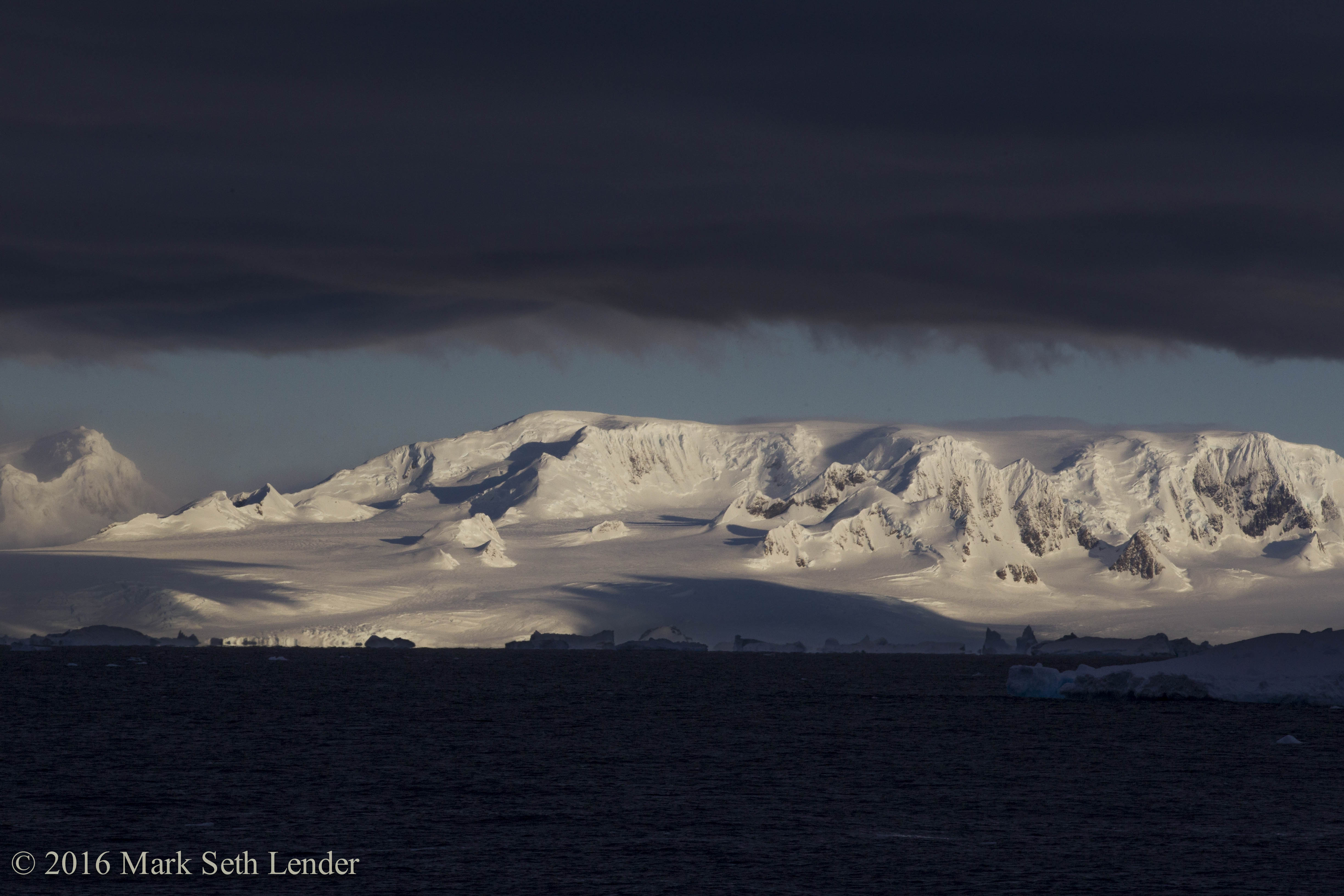 antarctic-peninsula-from-astrolab-island-8644